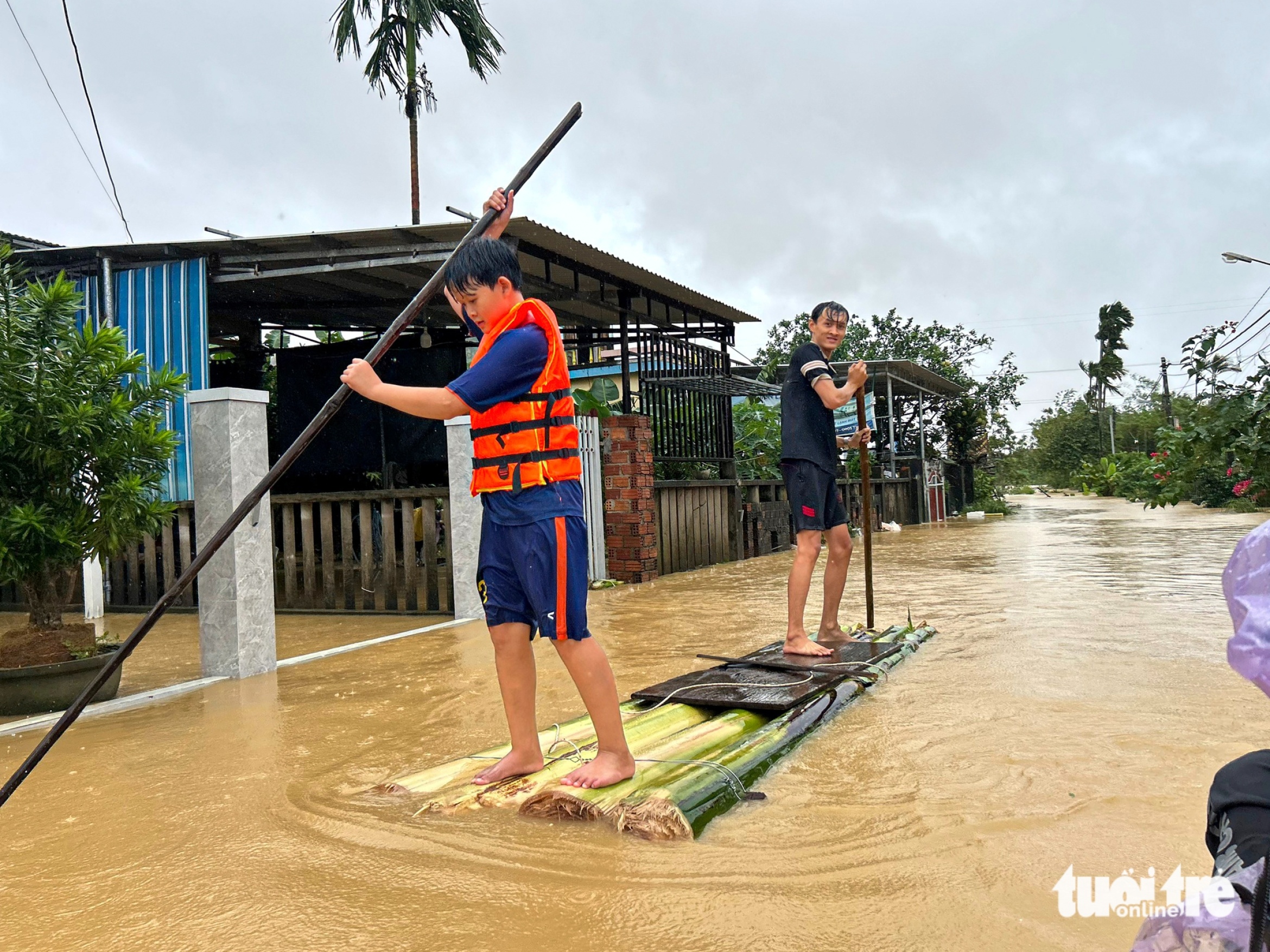 顺化河沿岸村庄95%被淹没,香蕉筏成为民众渡洪的船只